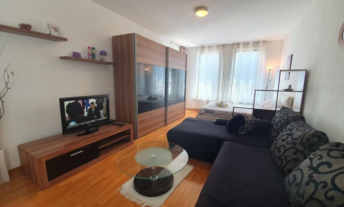 Apartman Sara - u Belvilu, ima 45 m2 i garažu.