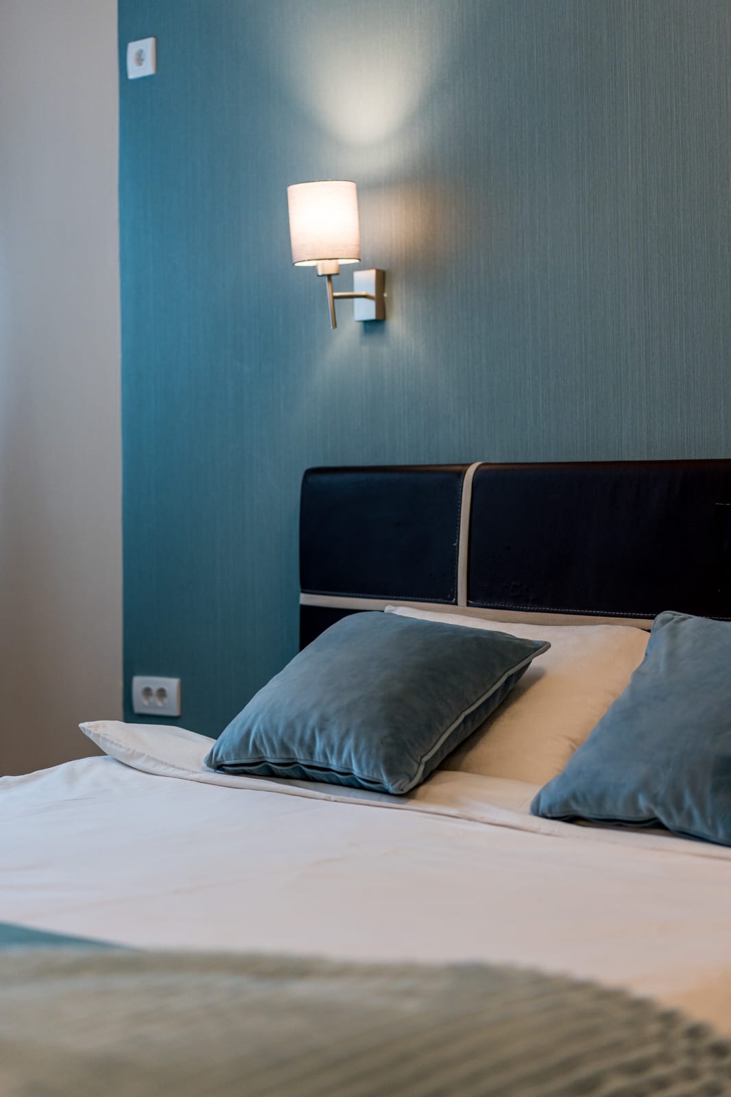 Apartman Queen, uzglavlje