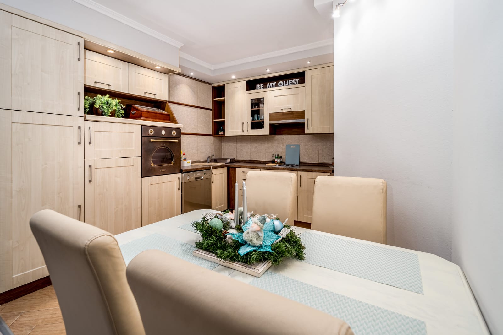 Apartman Queen, kuhinja i sto