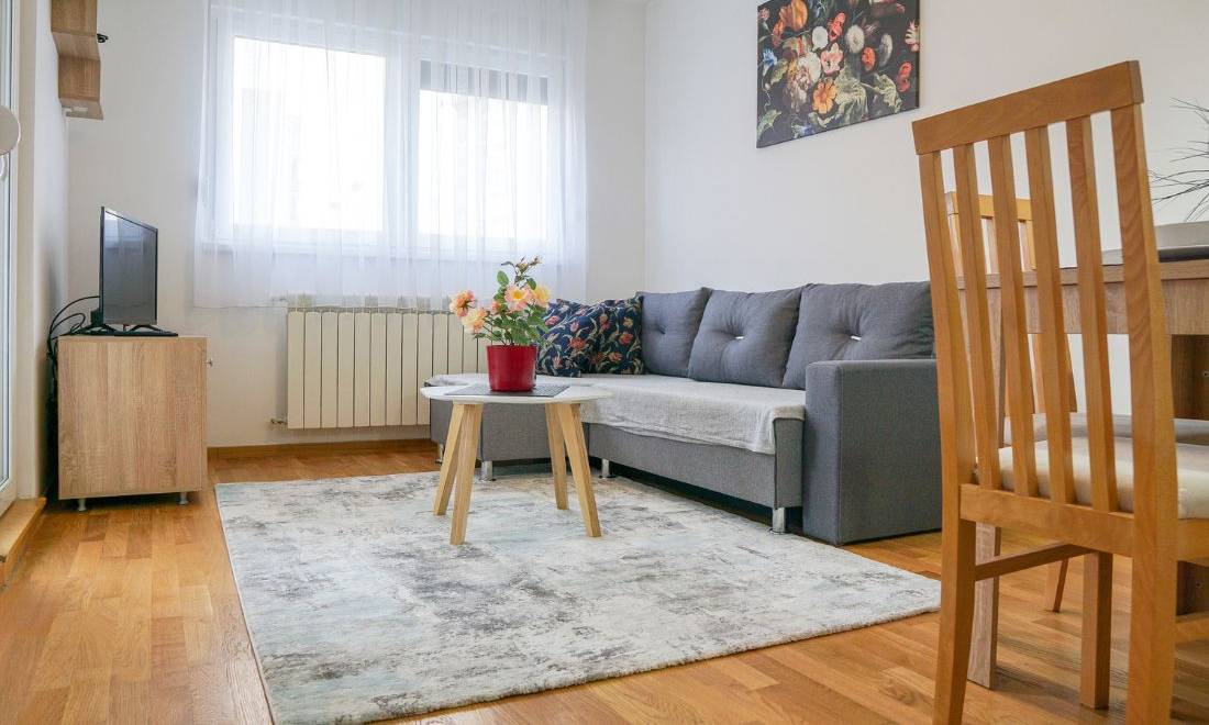 Apartman Galeb 4 - dvosoban sa garažom na Voždovcu. Terasa sa garniturom za sedenje.