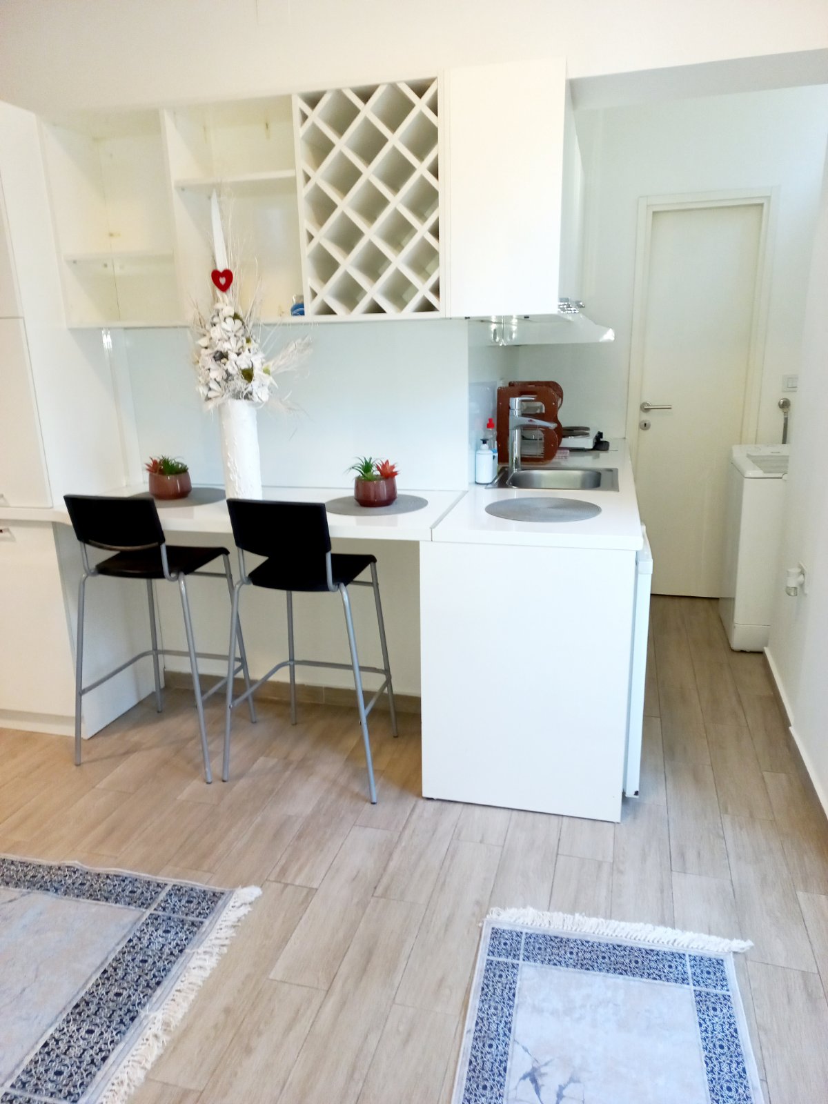 Apartman Jug/ kuhinja i šank sto