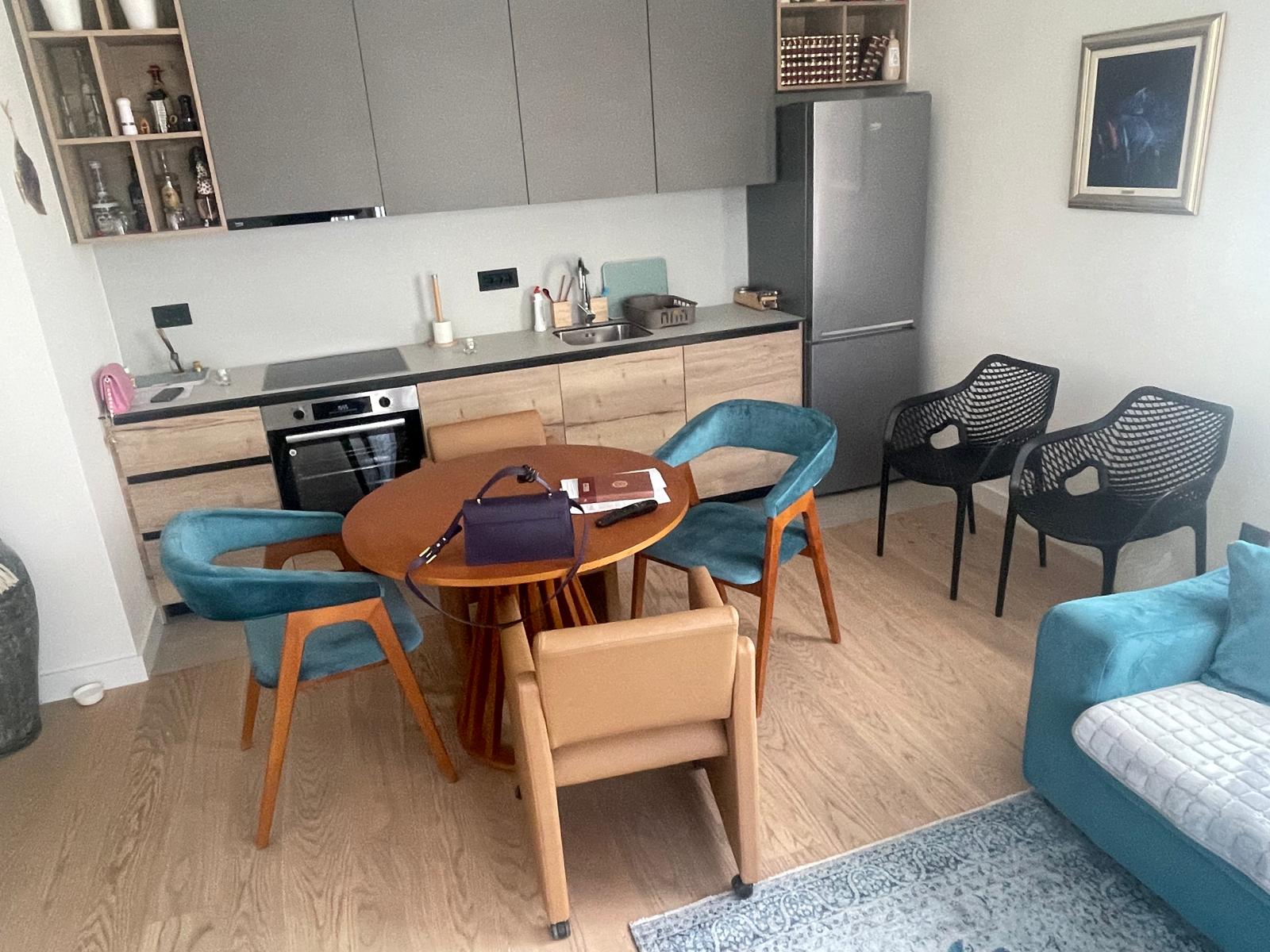 Apartman Simfonija 110, trpezariski sto