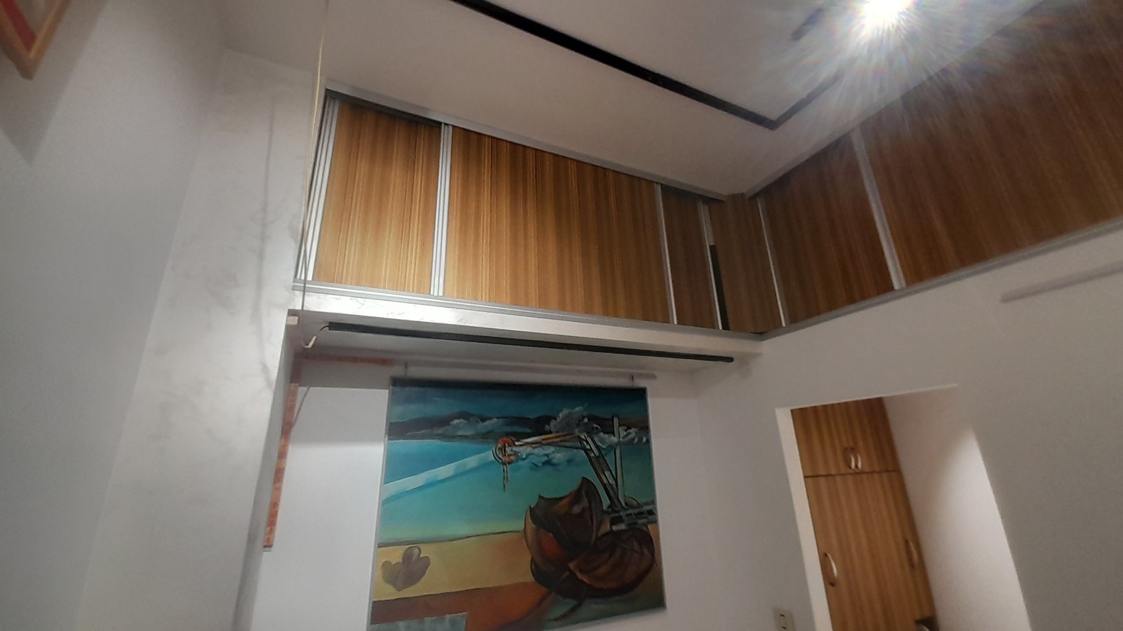 Apartman Aloha, plakar