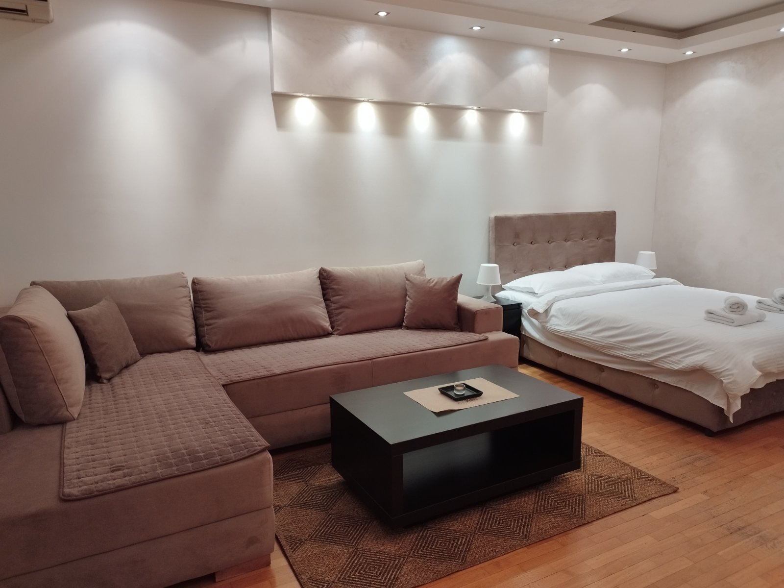 Apartman Bangkok, klub sto