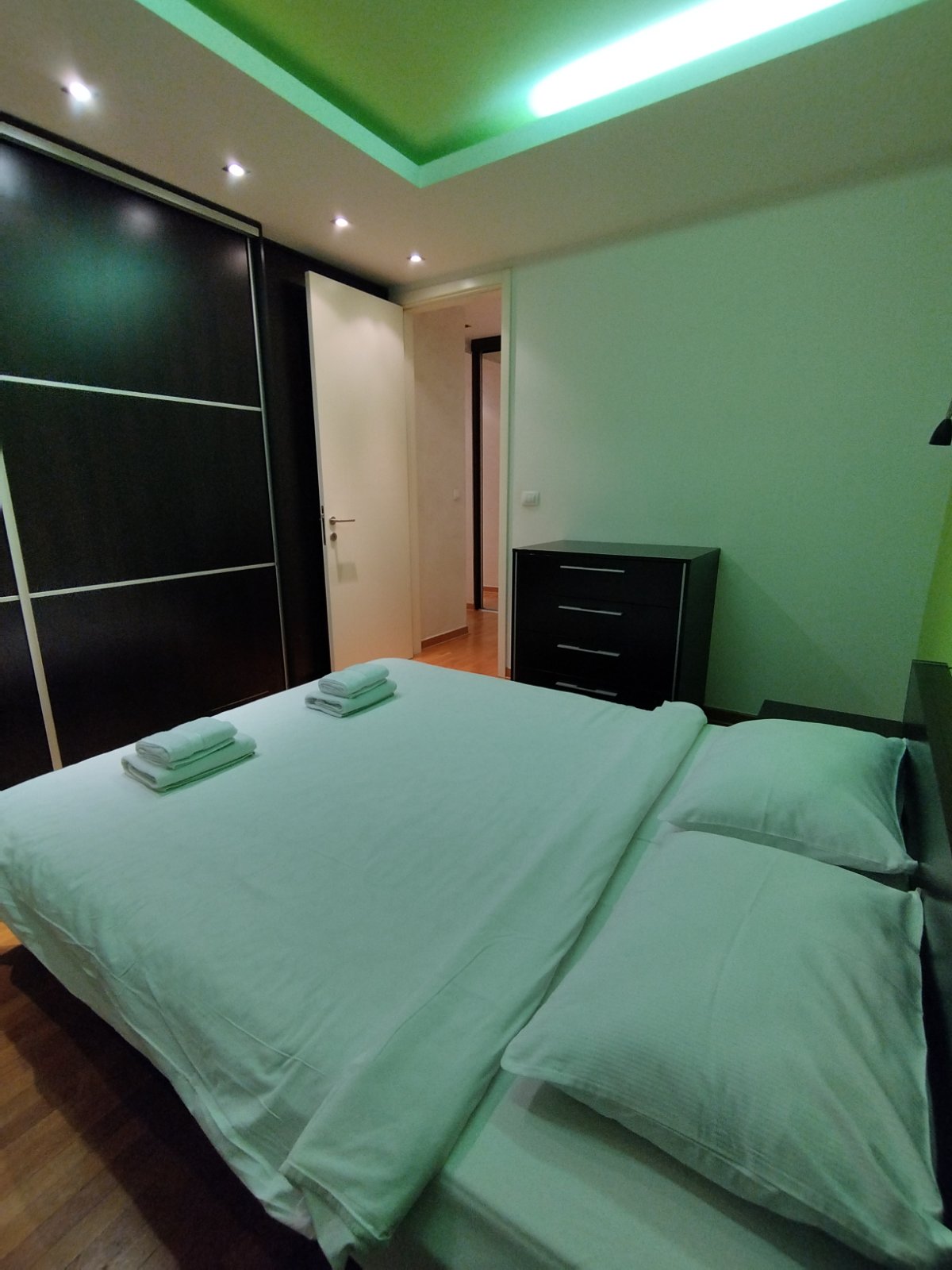 Apartman Bangkok, plakar