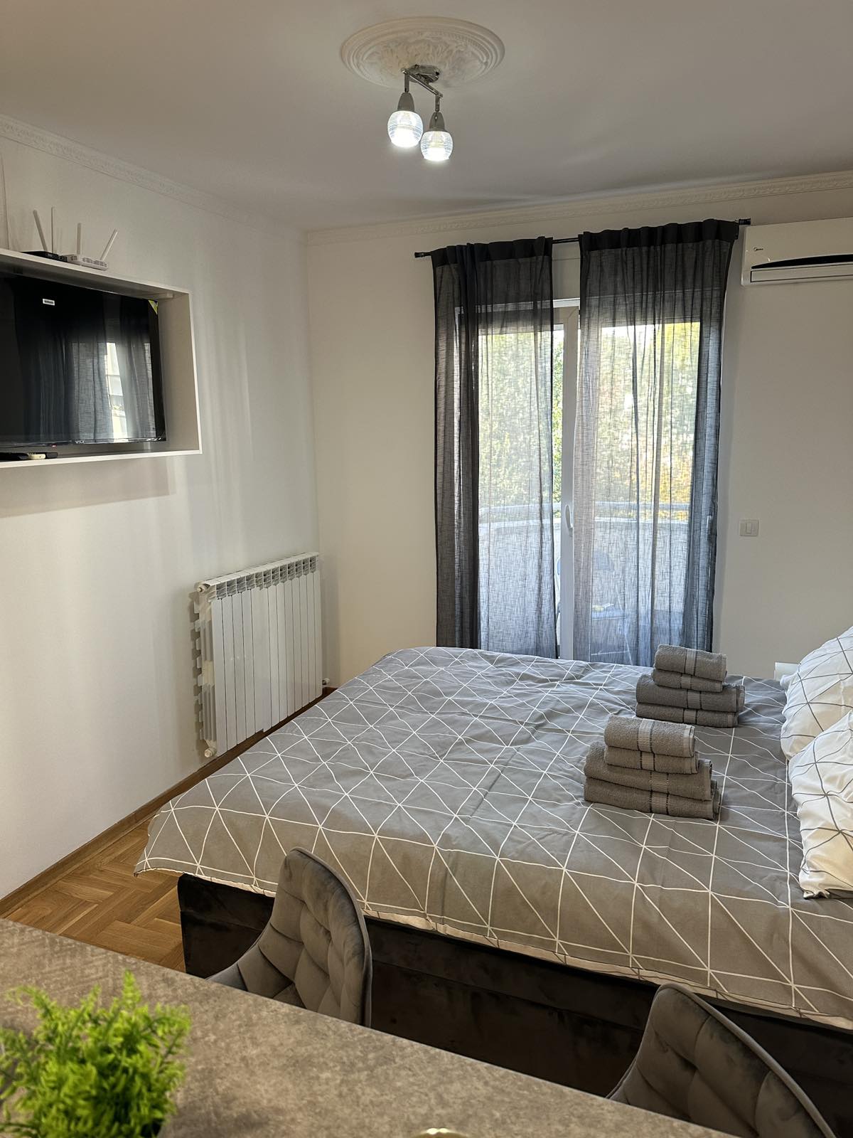 Apartman Ksenija, krevet i tv