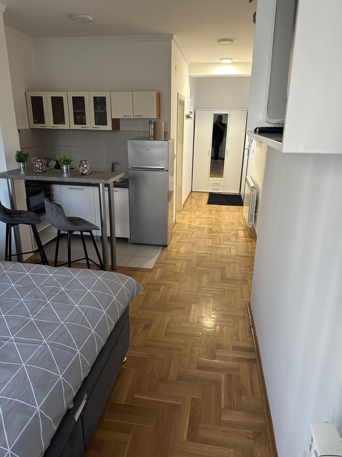 Apartman Ksenija, bračni krevet i šank