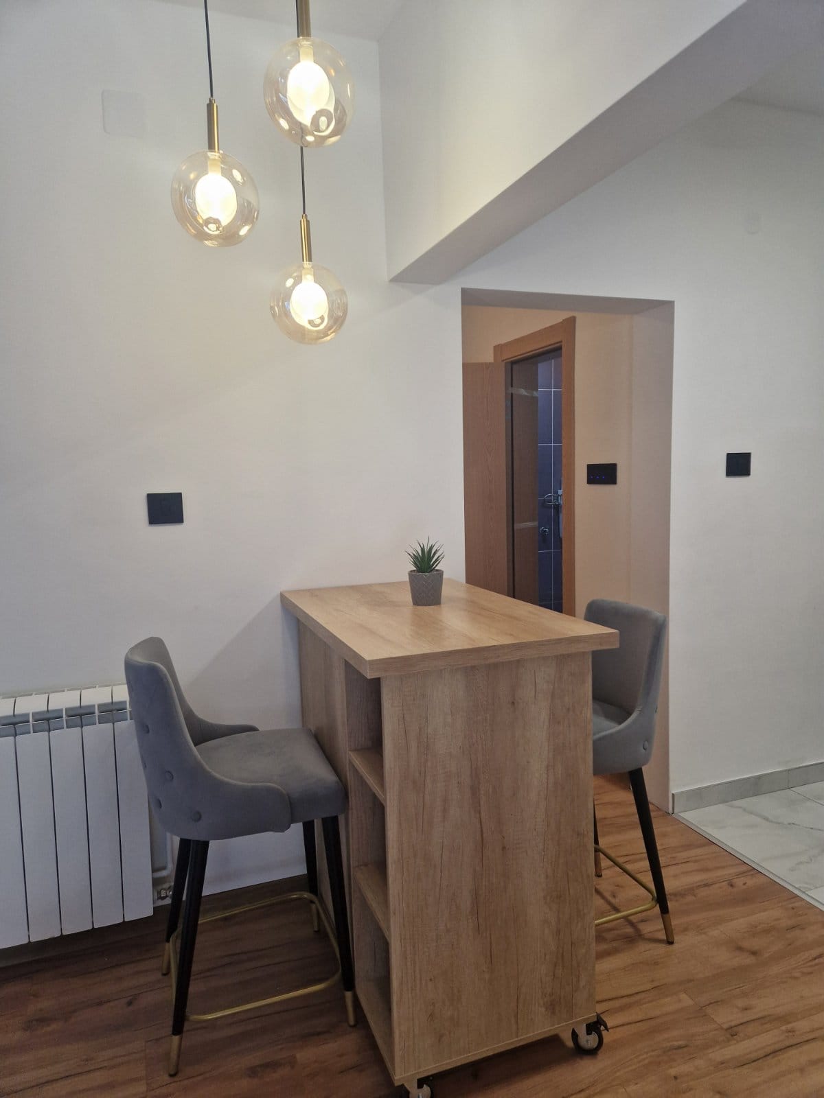 Apartman New Moment 7/ šank sto i stolice